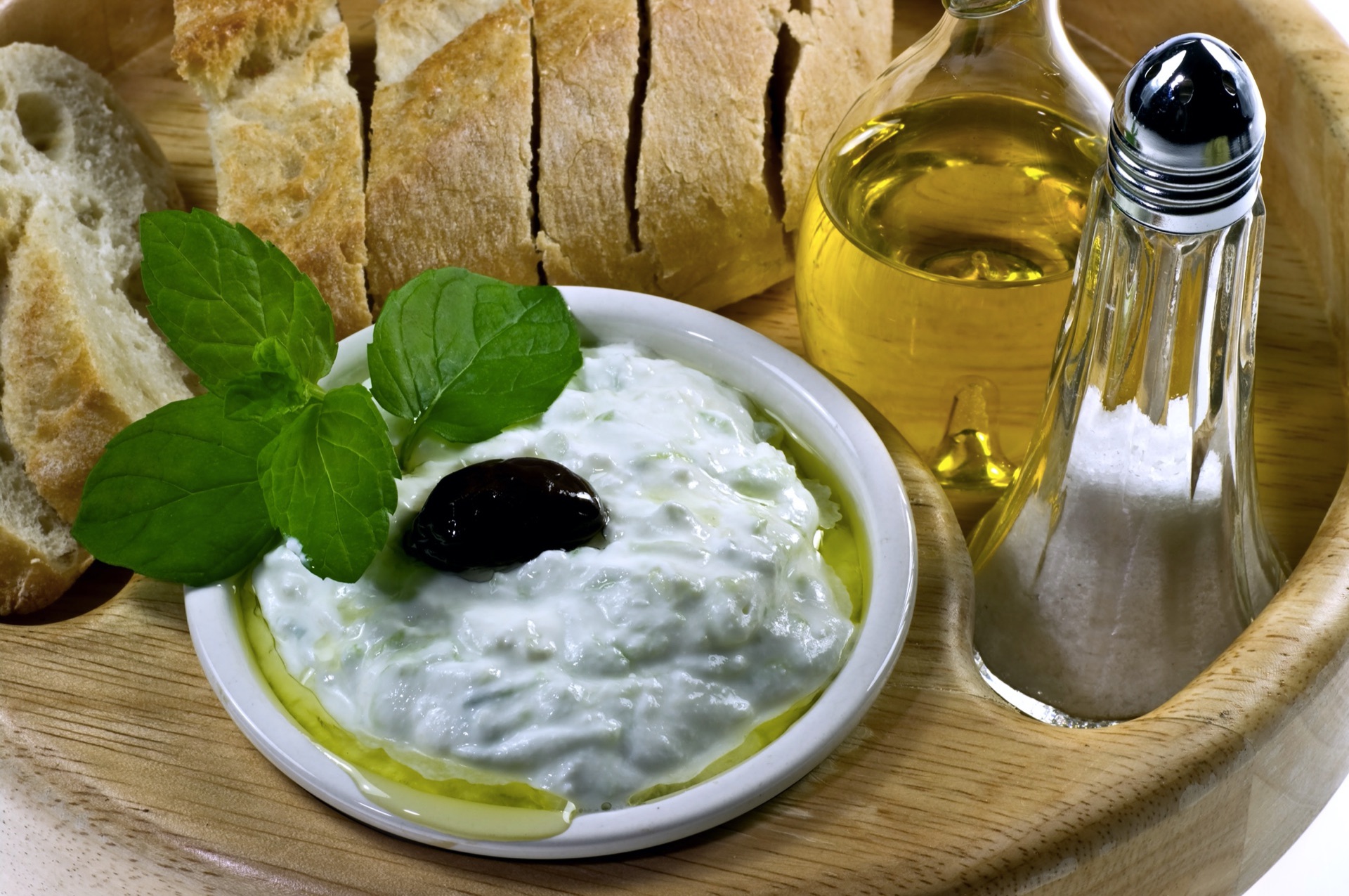 Ricetta Tzatzichi: salsa greca a base di Yogurt