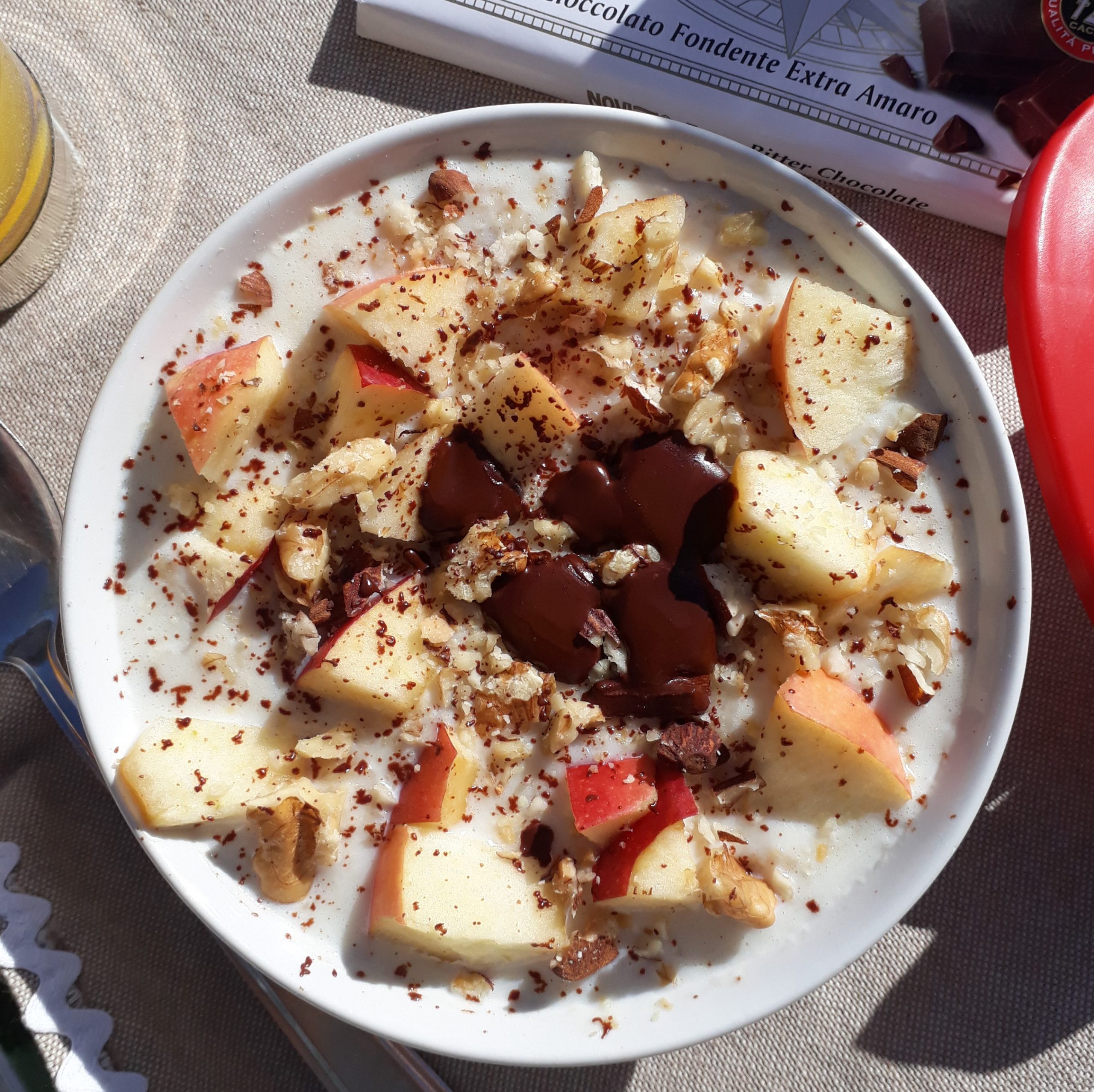 Porridge di avena con mandorle, frutta fresca e una spremuta