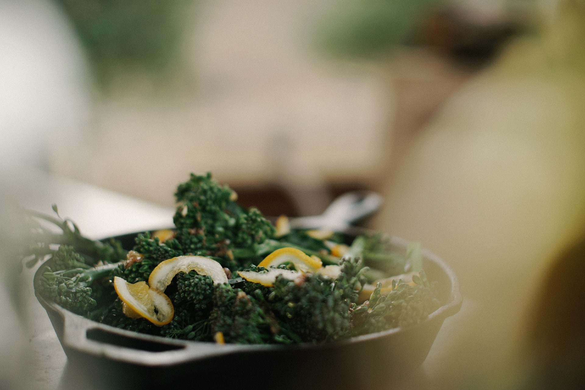 Insalata tiepida di farro con broccoli, peperone e filetti di sgombro.