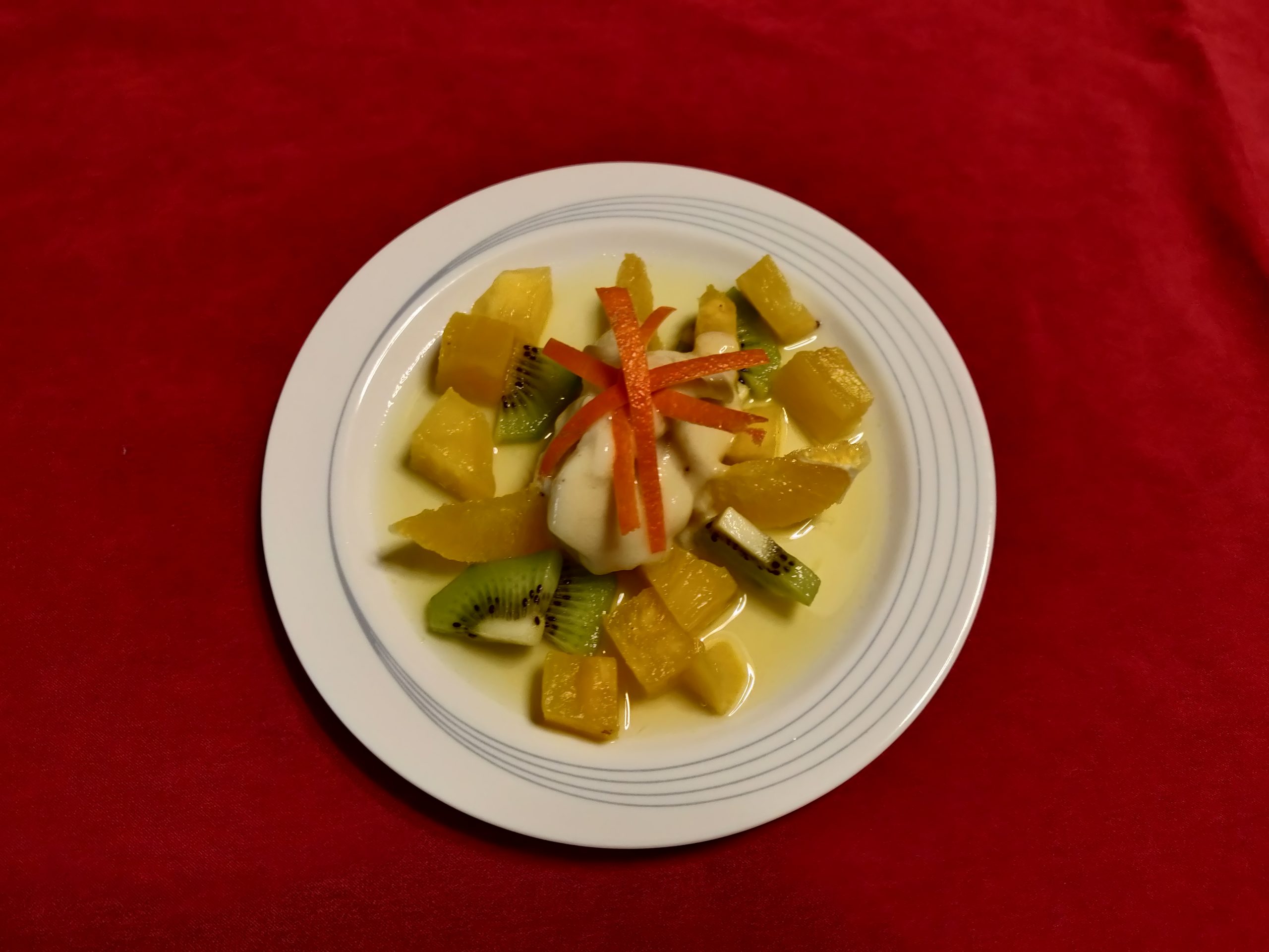 Macedonia di frutta di stagione con gelato alla banana aromatizzato alla cannella